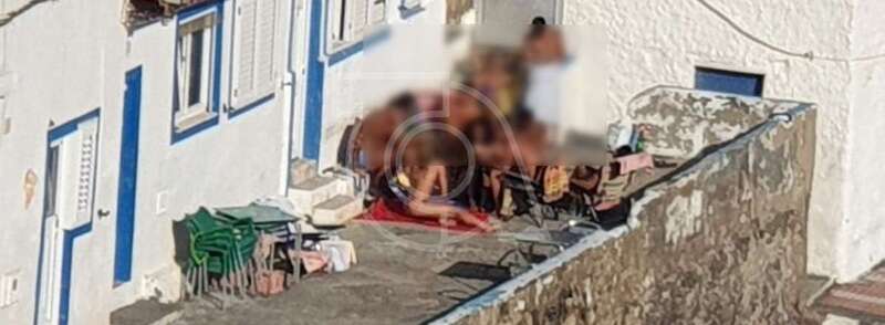 Imagen captada este viernes en la playa de Tufia de una concentración de jóvenes en la avenida sin respeto a las normas sanitarias/TA.